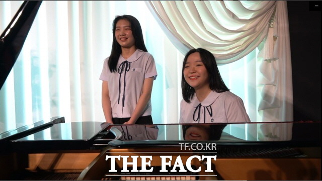 광주출신 유명 셀럽이 광주 학생들의 꿈과 끼를 응원하는 빛고을 스타발굴단이 화제를 모으고 있다. 사진은 가수 홍진영의 엄지 척 응원을 받은 광주 살레시오여고 그룹 한정판. /광주시교육청 제공