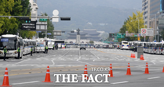개천절인 3일 오전 서울 종로구 광화문광장 일대에서 경찰병력이 집회에 대비해 차량으로 광장일대를 둘러싸고 시민들의 진입을 제지하는 모습. /임세준 기자