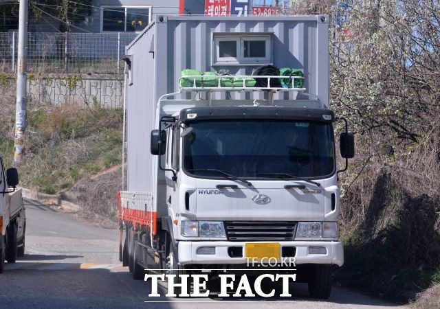 국토부가 화물차 적재함 불법장치 설치 단속을 강화한다고 5일 밝혔다. 위 사진은 기사 내용과 무관함 /더팩트 DB