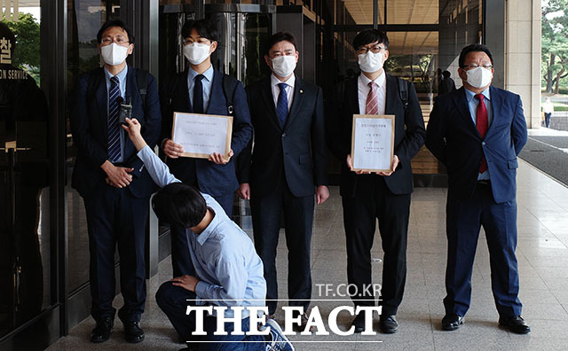 5일 법조계에 따르면 김 검사 사건을 수사 중인 서울중앙지검 형사1부(변필건 부장검사)는 지난달 말 김대현 전 부장검사를 피고발인 신분으로 불러 조사했다. /김세정 기자