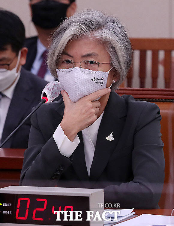 강경화 외교부 장관은 5일 미국행 여행으로 논란이 된 자신의 배우자에 대해 이일병 교수도 굉장히 당황하고 있다고 전했다. 국회 외교통일위원회 전체회의에 참석했을 당시 강 장관. /이새롬 기자