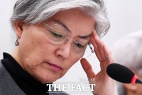  남편 미국행에 정치권 '부적절' 한목소리…난처해진 강경화