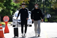 [TF포토] 이승모-송민규, '편안한 블랙 패션'