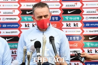 [TF포토] 취재진 질문에 답하는 벤투 감독