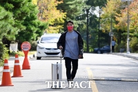 [TF포토] 이정협, 파주 입소 '여유있는 발걸음'