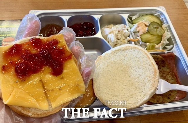 롯데리아는 지난달 28일 군대리아 콘셉트의 밀리터리버거를 출시했다. /이민주 기자