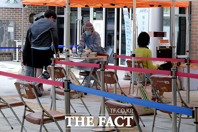 지자체 보건소에 설치된 코로나19 선별진료소에서 감염의심 환자들이 검사를 받기위해 대기 하고있다./더팩트 DB