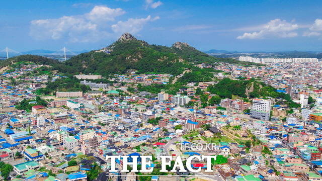 원도심 시가지가 훤히 내려다 보이는 목포 명산 유달산, 사진에 보이는 산 봉우리가 최근 목포시가 국가 명승으로 추진하고 있는 일등바위./목포시 제공