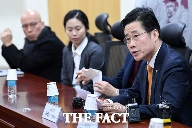 6일 국회 외교통일위원회 소속 이태규 국민의당 의원이 민주평통으로부터 받은 자료에 따르면, 문재인정부 출범 이후 위촉된 18~19기 자문위원 중 해촉된 자문위원이 1080명에 달하는 것으로 나타났다. 이태규 국민의당 의원의 모습. /남윤호 기자