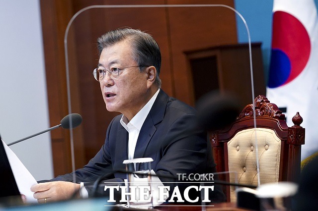 문재인 대통령이 6일 서해 소연평도 인근 해상에서 북측의 총격을 받아 숨진 해양수산부 공무원 이모(47) 씨의 아들이 공개편지를 쓴 것과 관련해 위로의 뜻을 밝혔다. /청와대 제공