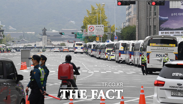개천절인 3일 오전 서울 종로구 광화문광장 일대에서 경찰병력이 집회에 대비해 차량으로 광장일대를 둘러싸고 시민들의 진입을 제지하고 있다. /임세준 기자