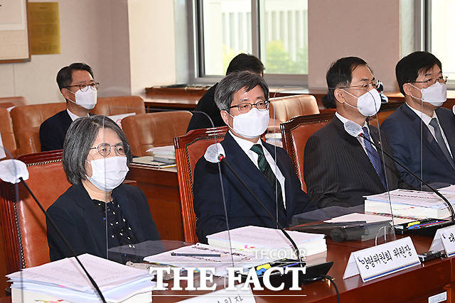 김명수(왼쪽 두번째)대법원장이 7일 오전 국회 법사위 대법원에 대한 국정감사에서 국감 개시를 기다리고 있다. 2020.10.7. / 이새롬 기자