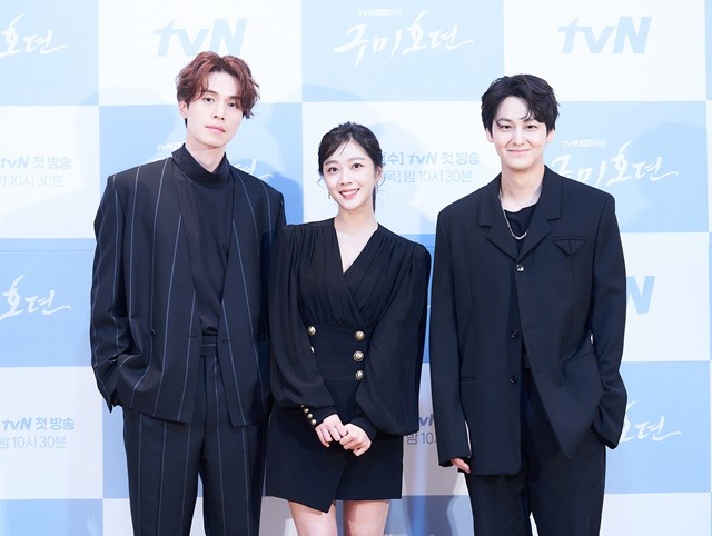 이동욱 조보아 김범(왼쪽) 주연의 tvN 드라마 구미호뎐이 7일 첫 방송된다. 세 사람은 제작발표회에 나란히 등장해 작품을 향한 남다른 자신감을 내비쳤다. /tvN 제공
