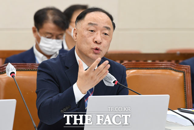 홍남기 경제부총리 겸 기획재정부 장관이 최근 논쟁이 벌어지고 있는 주식 양도소득세 대주주 요건이 종목당 10억 원에서 3억 원으로 확대하는 방안에 대해 정해진 스케줄(일정)대로 진행할 것이라고 7일 밝혔다. 사진은 지난 8월 20일 홍남기 기획재정부 장관 겸 경제부총리가 서울 여의도 국회에서 열린 기획재정위원회 전체회의에서 답변하고 있는 모습이다. /남윤호 기자