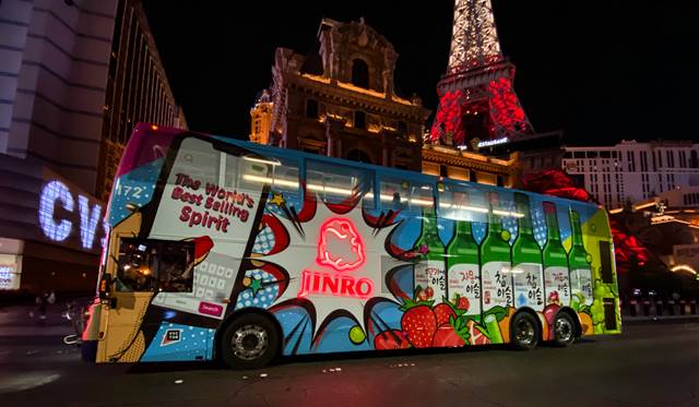 하이트진로는 미국 현지인과 관광객을 대상으로 브랜드 인지도를 확대하기 위해 라스베이거스 투어버스를 진로 광고로 랩핑해 운용한다. /하이트진로 제공