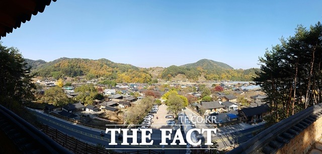 경남 산청군 단성면 남사예담촌 전망대 정자에서 본 남사예담촌 가을 전경 파노라마. /산청군 제공