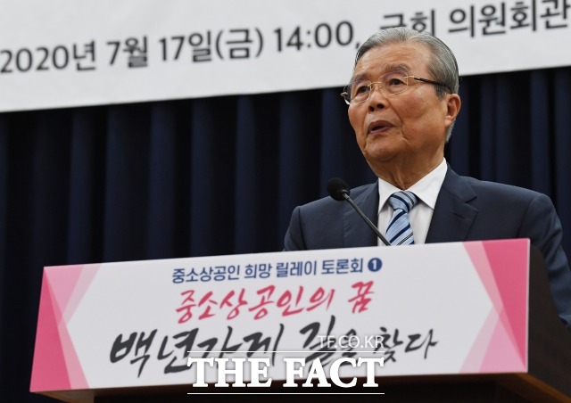 중소벤처기업부(중기부)는 우수한 장수 기업 151개사를 백년가게로 추가 선정해 전국의 백년가게가 모두 636개로 늘었다고 7일 밝혔다. 사진은 지난 7월 17일 김종인 미래통합당 비대위원장이서울 여의도 국회 의원회관에서 열린 중·소상공인의 꿈, 백년가게 길을 찾다 토론회에 참석해 축사를 하고 있는 모습이다. /배정한 기자