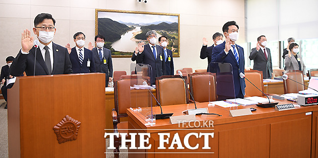 김현수 농림축산식품부 장관이 국정감사에서 선서를 하고 있다.