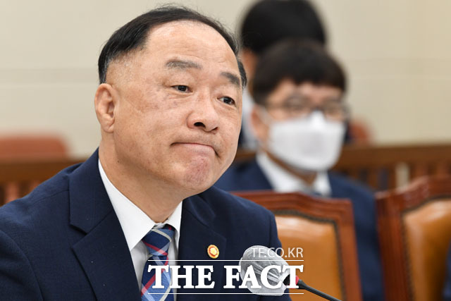 홍남기 부총리는 7일 정부세종청사에서 열린 기획재정위원회 국정감사에서 대주주 3억원 요건을 세대 합산에서 개인별로 전환하는 방안을 검토 중이라고 답했다. /더팩트 DB