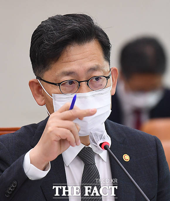 김현수 농림수산식품부 장관은 해당 사안은 지방자치단체의 소관이라 답했다.