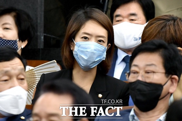 위법한 선거운동을 한 의혹을 받았던 고민정(가운데) 더불어민주당 의원이 7일 검찰 수사과정에서 혐의를 벗었다. /이선화 기자