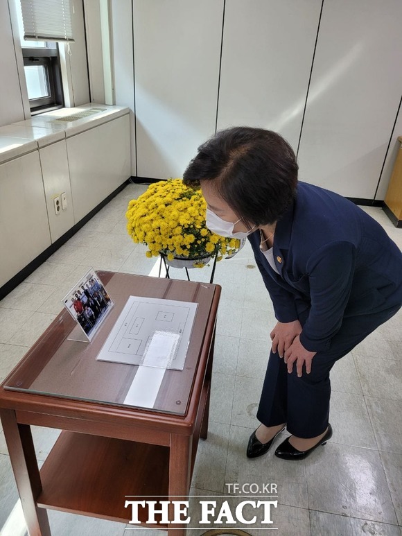 추미애 법무부 장관이 상관의 폭언·폭행에 괴로워하다 극단적인 선택을 한 고(故) 김홍영 검사의 부모와 함께 8일 김 검사의 마지막 근무지인 서울남부지검을 방문한다./추미애 장관 페이스북