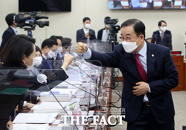 과학기술정보방송통신위원회 국정감사에서 박성중 국민의힘 의원(오른쪽)이 여당의원들과 주먹 인사를 하고 있다.
