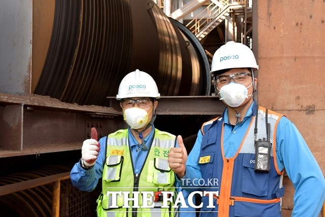 드럼 믹서 부착광을 무인으로 제거할 수 있는 방법을 제안한 포항제철소 소결공장 전효중 대리(오른쪽)와 김규영 안전파트장(왼쪽)이 드럼 믹서 앞에서 포즈를 취하고 있다./포항제철소 제공