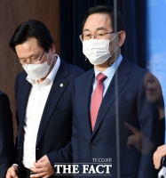  주호영 '소규모 드라이브스루 집회 위험한가'…정은경 '내리지 않으면 괜찮아'