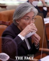 [TF사진관] 국정감사 앞두고 목 축이는 강경화 장관