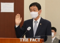 [TF사진관] 국정감사서 선서하는 진영 장관