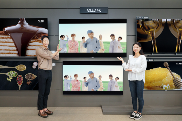 삼성전자 모델이 서울 논현동에 있는 삼성디지털프라자 강남본점에서 삼성 TV를 통해 방탄소년단 Dynamite 뮤직비디오를 소개하고 있다. /삼성전자 제공