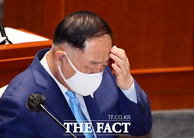 개인투자자들의 거센 반발에 주식 보유액 산정 기준을 전환하겠다고 밝힌 홍남기 부총리가 대주주 3억 원 요건을 밀고 나갈지 주목된다. /배정한 기자