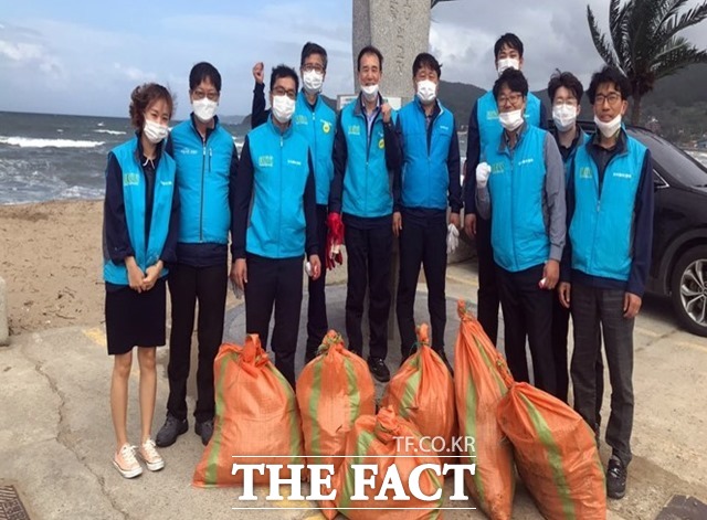 지난달 18일부터 29일까지 진행된 1차 기업시민프렌즈Week에서 협력사인 (주)광우 임직원들이 포항 도구해수욕장에서 환경정화활동을 펼쳤다./포항제철소 제공