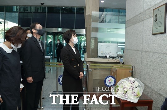 추미애 법무부 장관이 8일 상관의 상습 폭언·폭행으로 괴로워하다 극단적 선택을 한 고(故) 김홍영 검사의 부모와 함께 김 검사의 마지막 근무지인 서울남부지검을 찾아 추모의 시간을 가졌다./법무부 제공