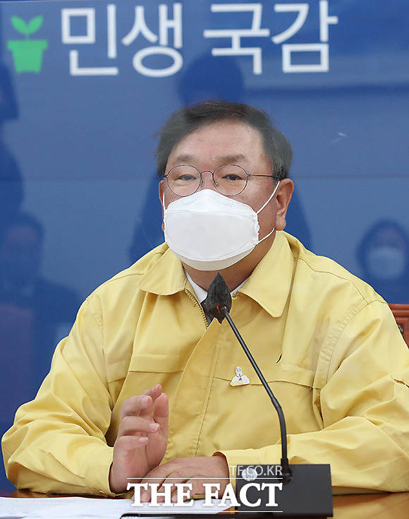 김태년 더불어민주당 원내대표는 8일 최근 논란인 대주주 요건 완화와 관련해 당과 정부가 종합적인 검토를 하고 합리적인 방안을 마련한 후에 최종 시행방침 결정하겠다고 밝혔다. 지난 6일 국정감사 대책회의에서 발언하는 김 원내대표. /이새롬 기자