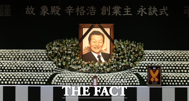 고 신격호 롯데그룹 명예회장의 조카들이 서울 강남 주택을 놓고 소유권 분쟁을 벌인 사실이 뒤늦게 알려졌다. 사진은 지난 1월 별세한 신 명예회장의 영결식에서 고인의 영정이 제단에 놓인 모습. /이선화 기자