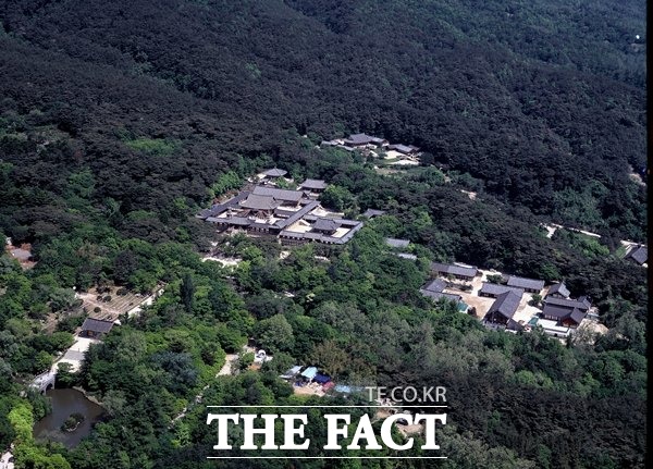 경북도는 관광문화체육관광부에서 주관하는 ‘2021년 관광특구 활성화 지원사업’공모에서 경주 불국사 지구 관광특구 ‘불국숙박단지 조명 테마거리 조성사업’이 최종 선정 돼 경주 불국지구 관광특구의국비 5억원을 포함해 사업비 10억원을 확보했다고 밝혔다.사진은 불국사 인근 전경./경주시제공