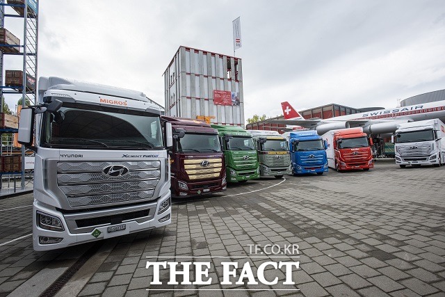 현대차가 7일(현지시간) 스위스 루체른에서 유럽으로 수출한 엑시언트 수소전기트럭 현지 전달식을 갖고, 고객사에 차량을 인도했다고 밝혔다. /현대차 제공