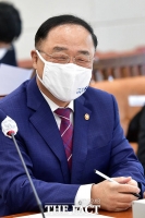 [TF사진관] 국감 도중 미소짓는 홍남기 경제부총리