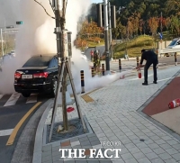  귀가하던 소방서 구급대원이 차량 화재 뛰어들어 큰 사고 막았다