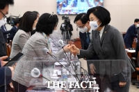 [TF포토] 이수진 의원과 인사하는 박영선 장관