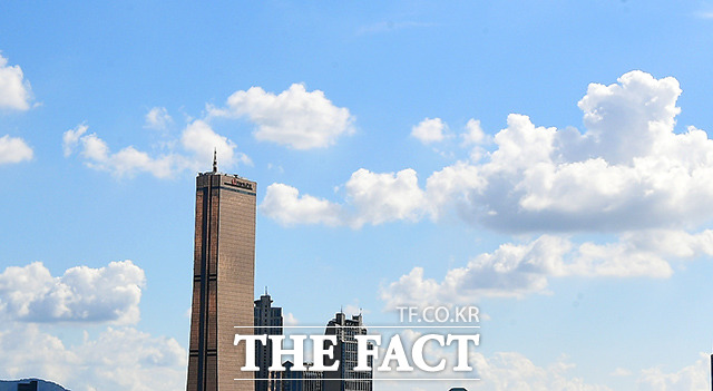 기상청에 따르면 오늘(10일) 전국이 대체로 맑고 청명한 가을 날씨가 되겠다. /이동률 기자