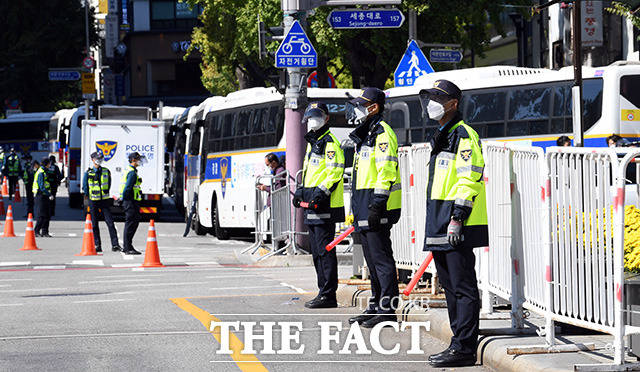 경찰은 방역당국과 경찰의 집회금지 방침에도 집회와 차량시위가 벌어질것을 대비해 광화문 도심 주변 도로를 통제했다. /임영무 기자