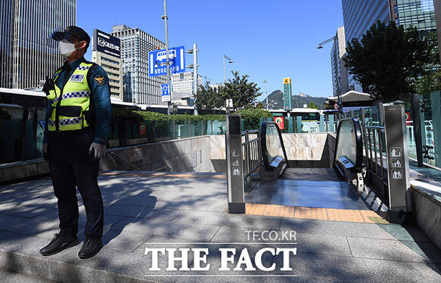 한글날인 9일 오전 서울 세종대로 광화문광장 주변 도로에 집회 및 차량시위를 대비해 펜스가 설치돼 있다. /임영무 기자