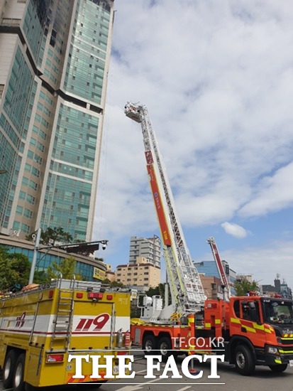 박완주 의원이 소방청으로부터 받은 국정감사 자료에 따르면 최대 23층까지 화재를 진압할 수 있는 70m 고가사다리차는 전국에 단10대로 지역별로는 서울, 경기, 인천(2대), 부산, 대전, 세종, 제주가 각각 한 대씩 보유하고 있다고 설명했다. 사진은 경북소방본부가 보유하고 있는 53m 고가사다리차. /경북소방본부제공