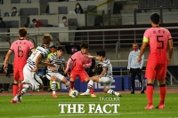 [TF포토] '공은 하나, 선수는 다섯'
