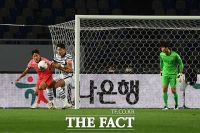 [TF포토] 골문 앞 치열한 볼다툼