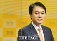  정의당 새 대표에 원외 김종철 당선 '거대 양당 긴장하라' 