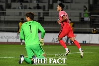 [TF포토] '동점골' 이정협에 무릎 꿇은 송범근